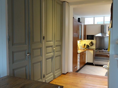 In de kast zit een kantoor werkplek