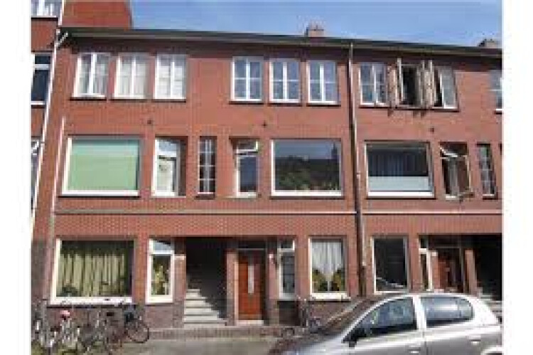 Het appartement (in het midden)
